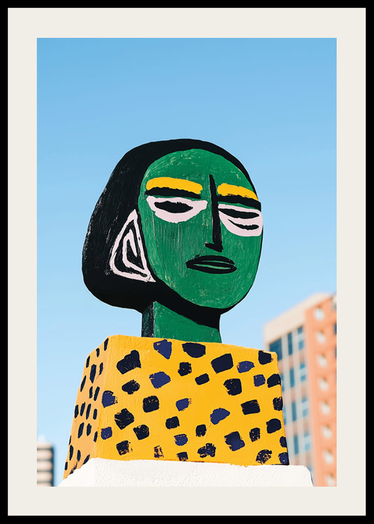 Färgglad och modern konst som lyser upp mot en klarblå himmel-12