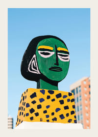 Färgglad och modern konst som lyser upp mot en klarblå himmel-3