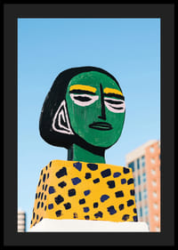 Färgglad och modern konst som lyser upp mot en klarblå himmel-4