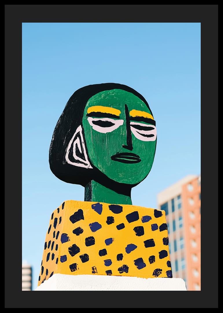 Färgglad och modern konst som lyser upp mot en klarblå himmel-12