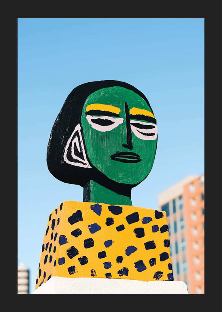 Färgglad och modern konst som lyser upp mot en klarblå himmel-12