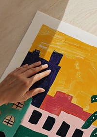 Farebná mestská scéna plná života a tropického tepla-9