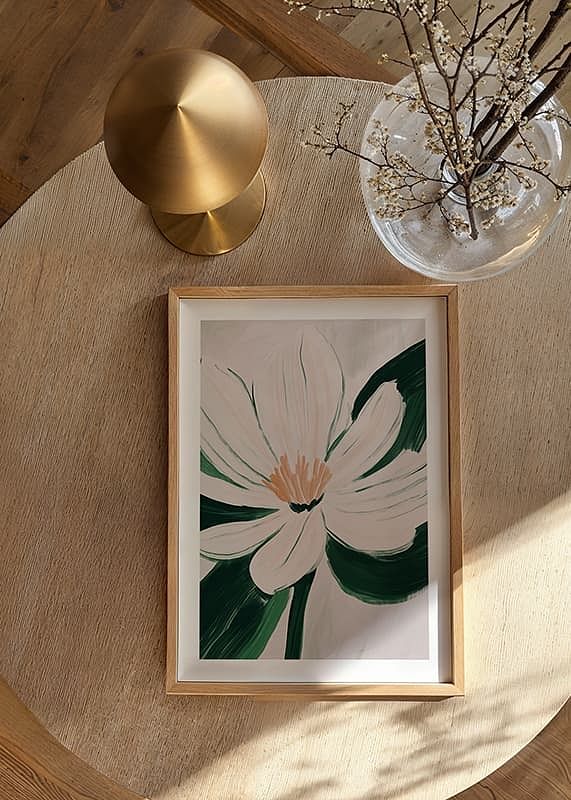 Een bloem in zachte pasteltinten verspreidt rust en elegantie in de kamer-12