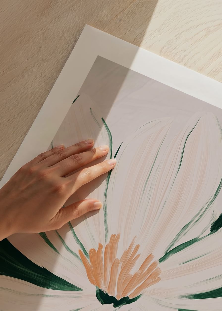 Een bloem in zachte pasteltinten verspreidt rust en elegantie in de kamer-12