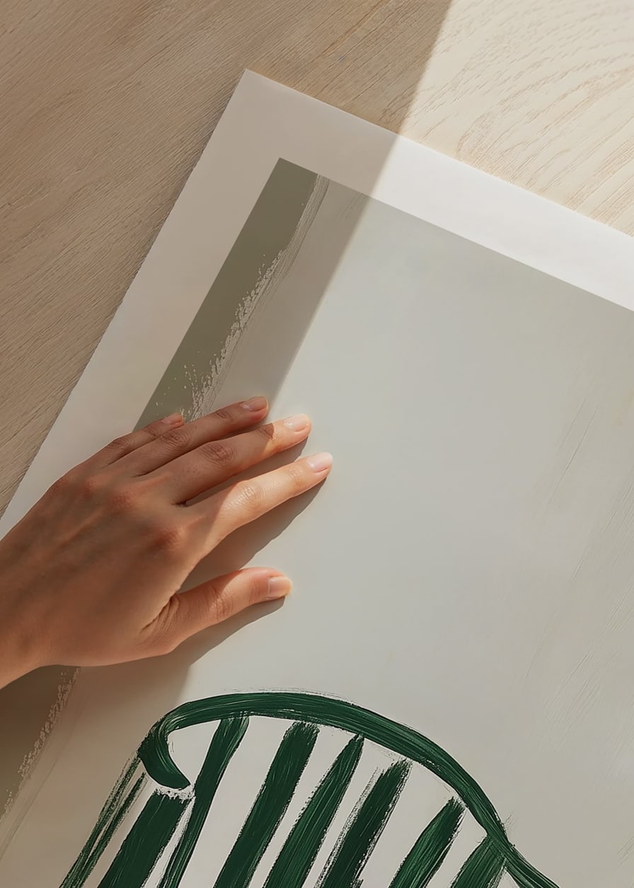 Abstrakt stol i gröna och orange nyanser ger en stilren atmosfär.-12