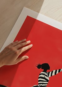 Mustvalgete triipudega tantsiv siluett julgel punasel taustal-9
