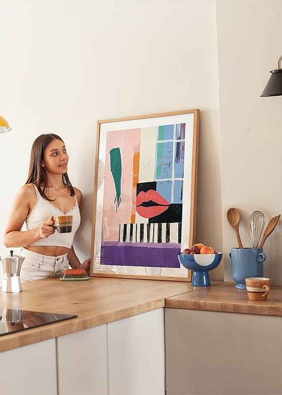 Operă de artă abstractă colorată, cu buze îndrăznețe și forme geometrice-12