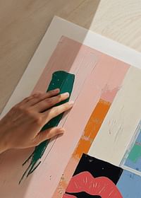Operă de artă abstractă colorată, cu buze îndrăznețe și forme geometrice-5
