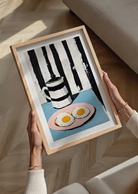 Kontrastreiche Frühstücksszene mit Eiern auf rosa Teller und gestreifter Kanne-8