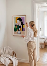 Színes művészet egy gondolkodó nővel és fűszeres kávéval-8