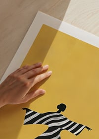 Eleganz in Schwarz und Weiß tanzt vor einem warmen, gelben Hintergrund-9