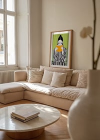En stilren illustration av läsro med en kvinnas fokus på en lysande orange bok-8