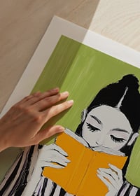En stilren illustration av läsro med en kvinnas fokus på en lysande orange bok-9