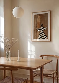 Eine elegante Tänzerin in schwarz-weißen Streifen vor einem warmen, erdigen Hintergrund-8