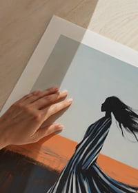 Silhuetten av en kvinna mot soluppgångens glöd ger en känsla av frihet-9