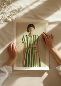 Elegancia radiante con rayas verdes para un ambiente con estilo.-8