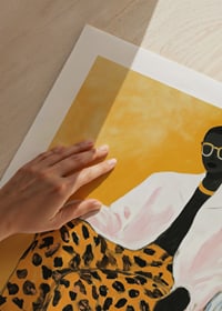 Elegant stil möter djärv färg i en konstnärlig och modern porträttposter-9
