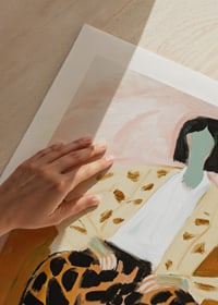 En djärv färgexplosion av stil och attityd, fångad i konstnärlig elegans-9