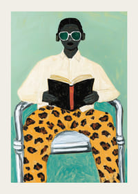 O persoană stilată citește cu calm o carte în pantaloni îndrăzneți cu imprimeu leopard-3