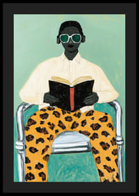 O persoană stilată citește cu calm o carte în pantaloni îndrăzneți cu imprimeu leopard-4