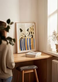 O pisică relaxată se odihnește pe o pernă în dungi, răspândind calm și armonie-4