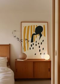 Abstrakte Silhouette trifft auf kraftvolle Linien in harmonischer Balance aus Farbe und Form-4