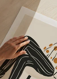 Stilren elegans och livfull design möts i denna konstnärliga poster-9