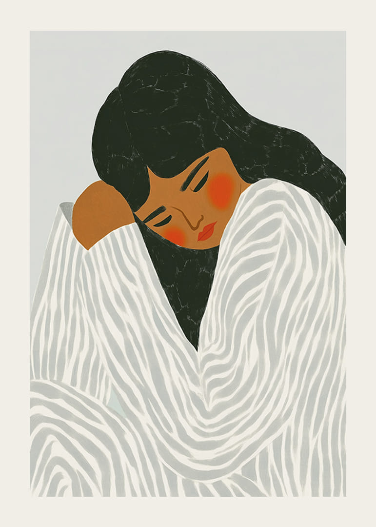 En fredfyldt kvinde omgivet af bløde, stribede former i stille harmoni-12