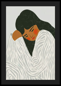 En fredfyldt kvinde omgivet af bløde, stribede former i stille harmoni-4