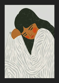 En fredfyldt kvinde omgivet af bløde, stribede former i stille harmoni-5