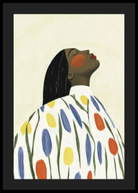 Egy nyugodt és elegáns nő időtlen pózban öleli át a természet színeit-4