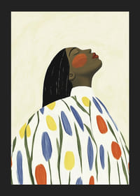 Egy nyugodt és elegáns nő időtlen pózban öleli át a természet színeit-5