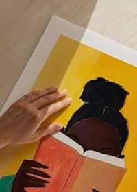 Färgstark frihet i läsglädje mot solig bakgrund-9