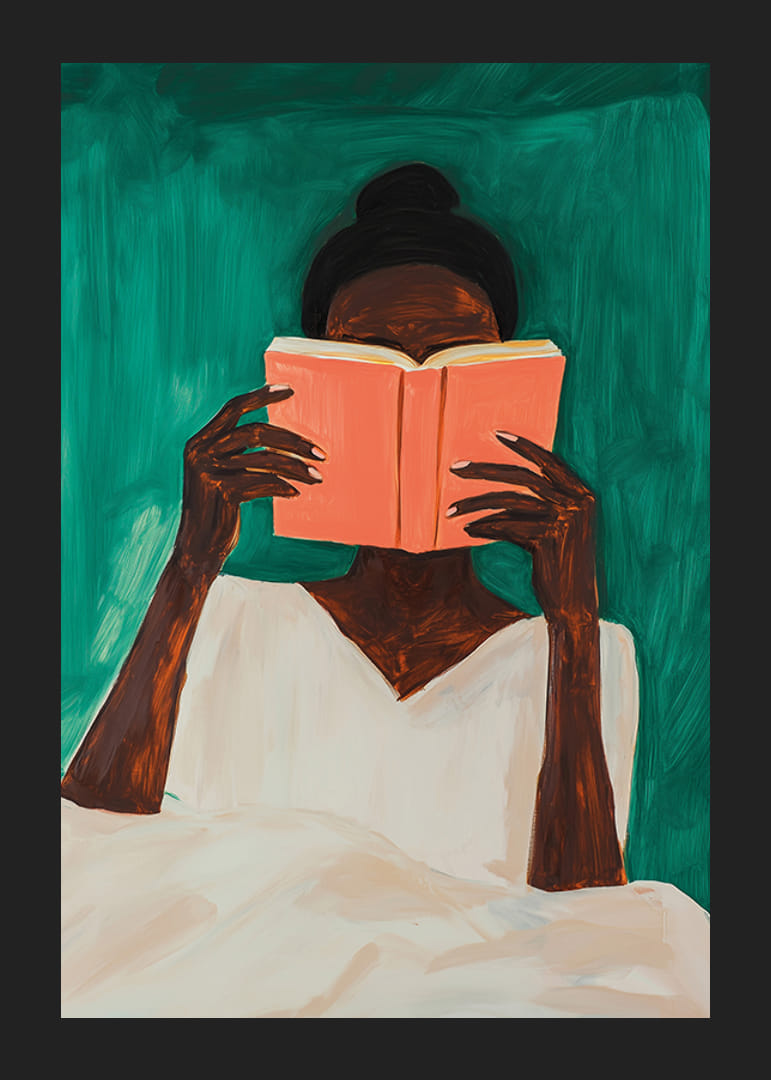 En kvinde tabt i en bog mod en dyb grøn baggrund-12