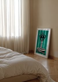 Harmonická postava v pruhoch nachádza pokoj v pohybe meditácie na tyrkysovom pozadí-4