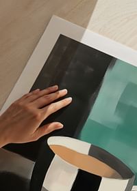 O cană elegantă în alb-negru pe un fundal abstract-5