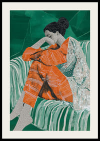 Žena v oranžových šatách zamyslene spočíva na vzorovanej pohovke-2