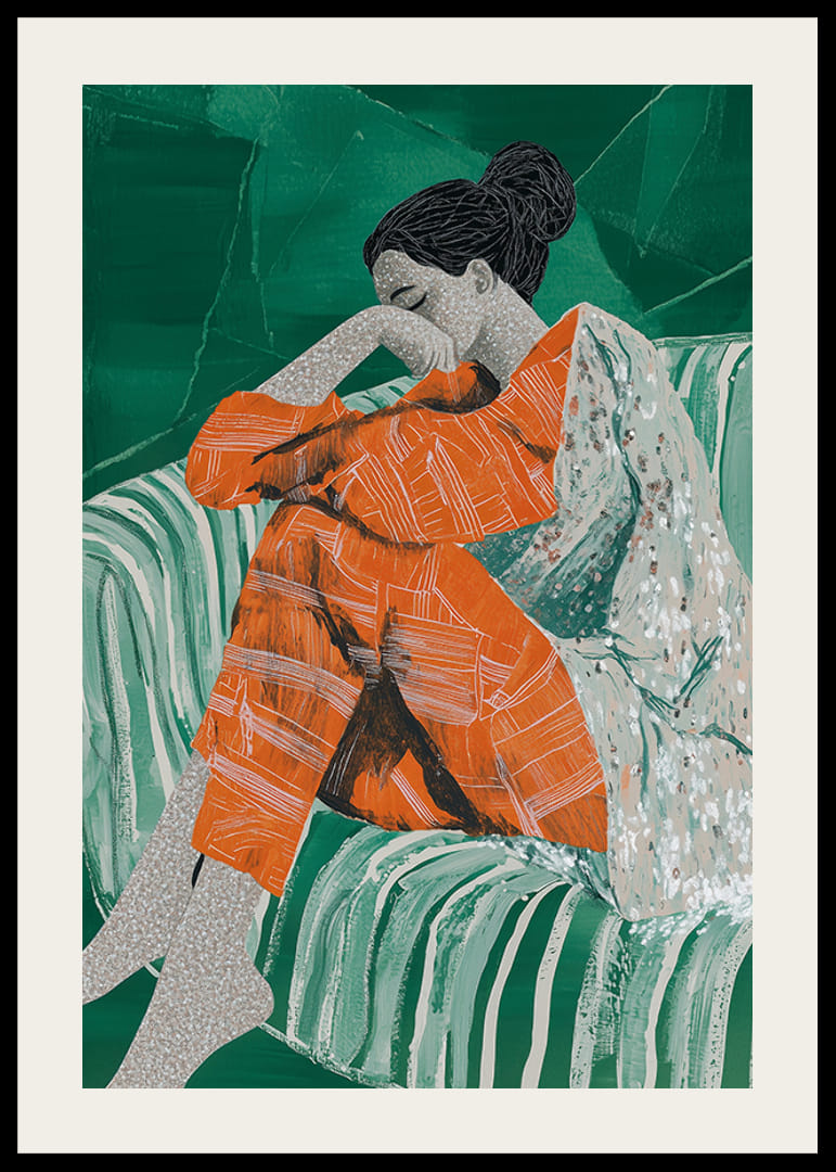 Žena v oranžových šatách zamyslene spočíva na vzorovanej pohovke-12