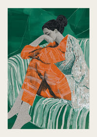 Žena v oranžových šatách zamyslene spočíva na vzorovanej pohovke-3