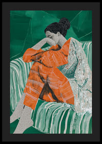 Žena v oranžových šatách zamyslene spočíva na vzorovanej pohovke-4