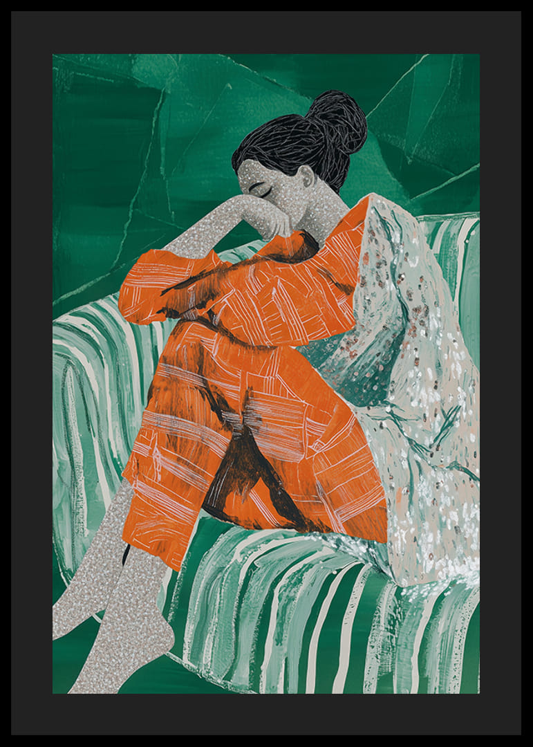 Žena v oranžových šatách zamyslene spočíva na vzorovanej pohovke-12