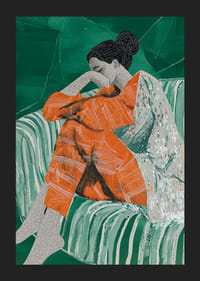 Žena v oranžových šatách zamyslene spočíva na vzorovanej pohovke-5