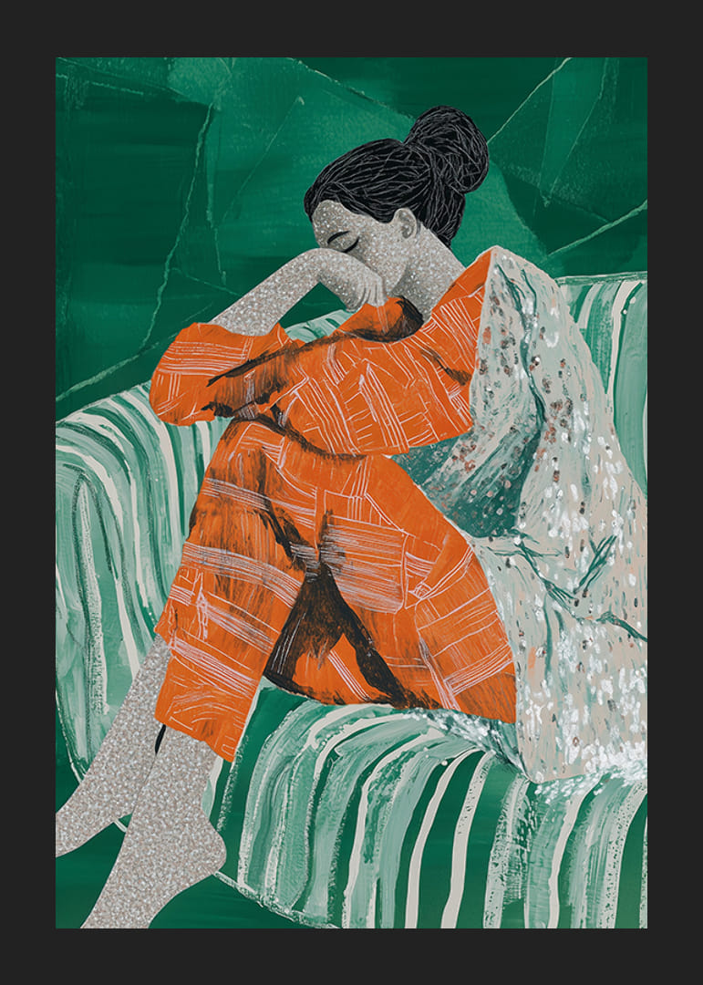 Žena v oranžových šatách zamyslene spočíva na vzorovanej pohovke-12