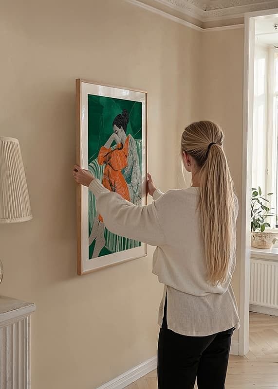Een vrouw in oranje kleding leunt peinzend tegen een bank met een patroon-12