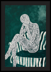 Mietteliäs valon ja varjon hahmo syvän vihreän sävyissä-4