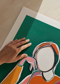 Figure stylisée aux nuances colorées sur un fond vert foncé-5
