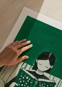 Enkelt och lugnande, en flicka försjunken i en bok mot en grön bakgrund-9