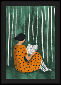 Een vrouw leest in harmonie tussen gestileerde bomen-4