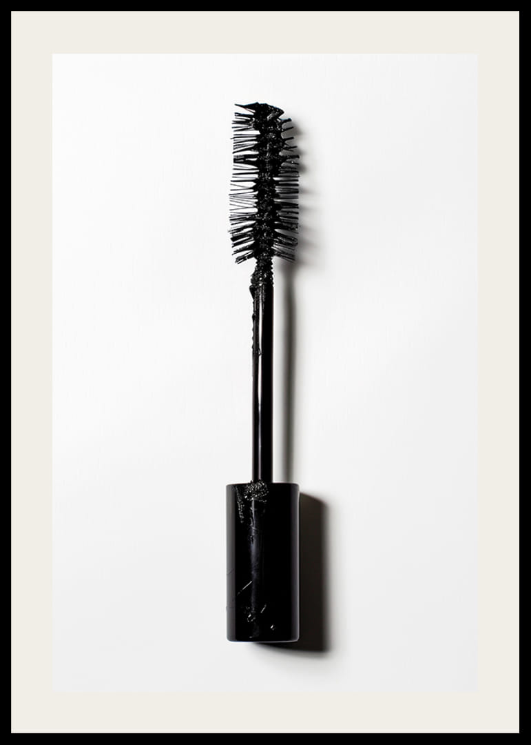 Black mascara that catches the eye with intense color-12
