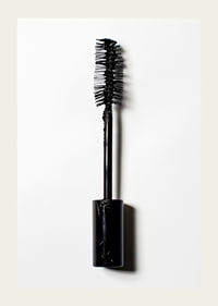 Black mascara that catches the eye with intense color-3